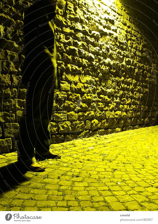Yellow Night Übergabe Nacht gelb Mann Mauer Licht Lampe geheimnisvoll gefährlich dunkel Treffpunkt Mannheim Langzeitbelichtung alt Stein hell Stadt