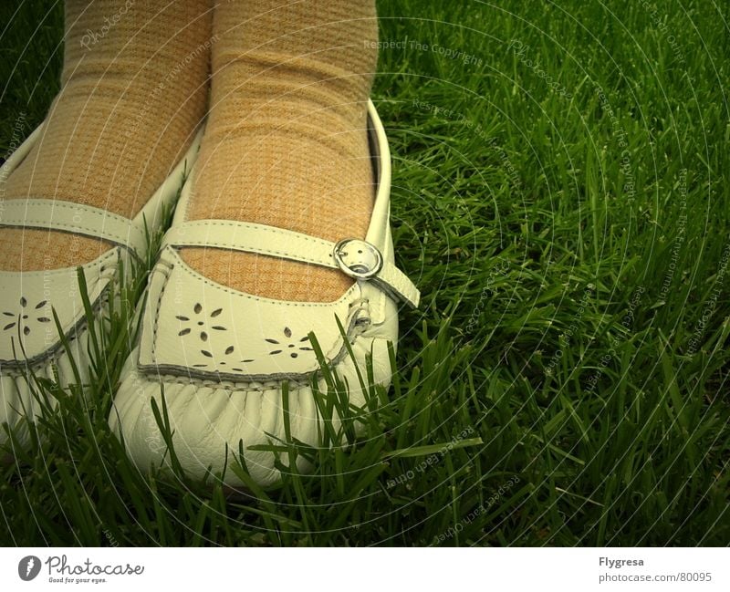 Ich kann zaubern und hab ein Loch im Socken. Strümpfe Fräulein Mokassin Schuhe Gras stehen gelb Wiese Madame Aufenthalt grün Grünfläche Frühling Natur Fuß