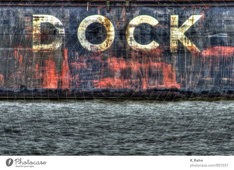 Dock Umwelt Wasser Wellen Küste Hafenstadt Schifffahrt Containerschiff Wasserfahrzeug Metall Stahl Zeichen Schriftzeichen alt rot schwarz Erfolg Erfahrung