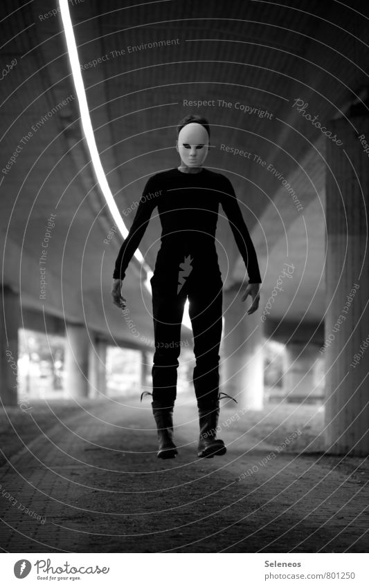 levitate Halloween Mensch maskulin Mann Erwachsene 1 Brücke Tunnel Hochstraße Maske Gummistiefel fliegen gruselig Angst Schweben Schwarzweißfoto Außenaufnahme