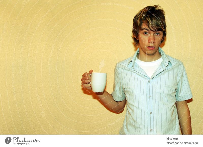 please coffee!? Gesichtsausdruck Bettler Mann Jugendliche gelb Physik Hemd Streifen Matten seltsam Tasse Kaffeetasse Getränk Behälter u. Gefäße trinken Junge
