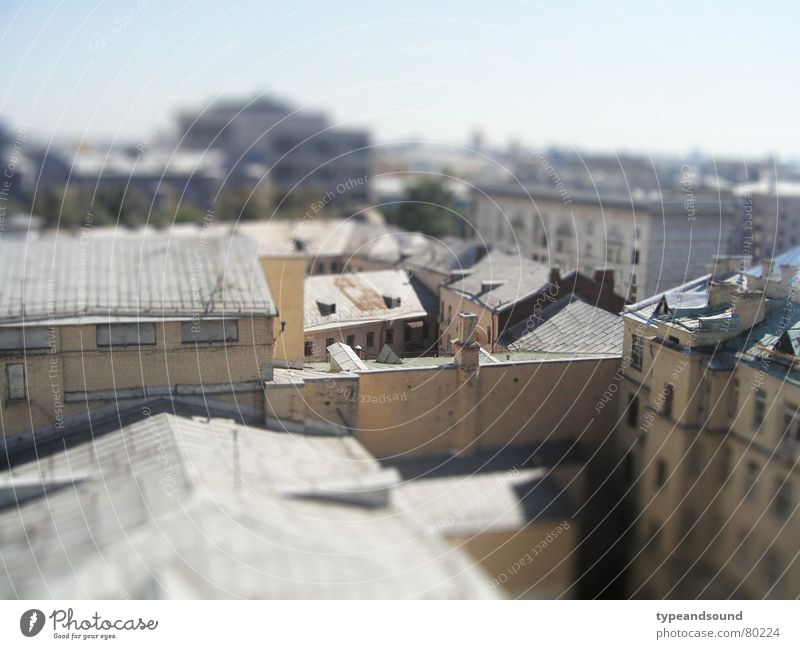 Semi-artificial backyard Hinterhof Haus Miniatur grau Ocker Stadt Moskau Dach Vogelperspektive traumhaft Schönes Wetter Hauptstadt Stadtteil abstrakt