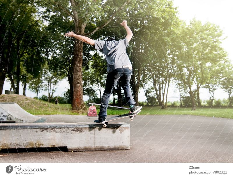 Skater / Nosegrind Lifestyle Stil Freizeit & Hobby Skateboarding Funsport maskulin Junger Mann Jugendliche 18-30 Jahre Erwachsene T-Shirt Jeanshose fahren