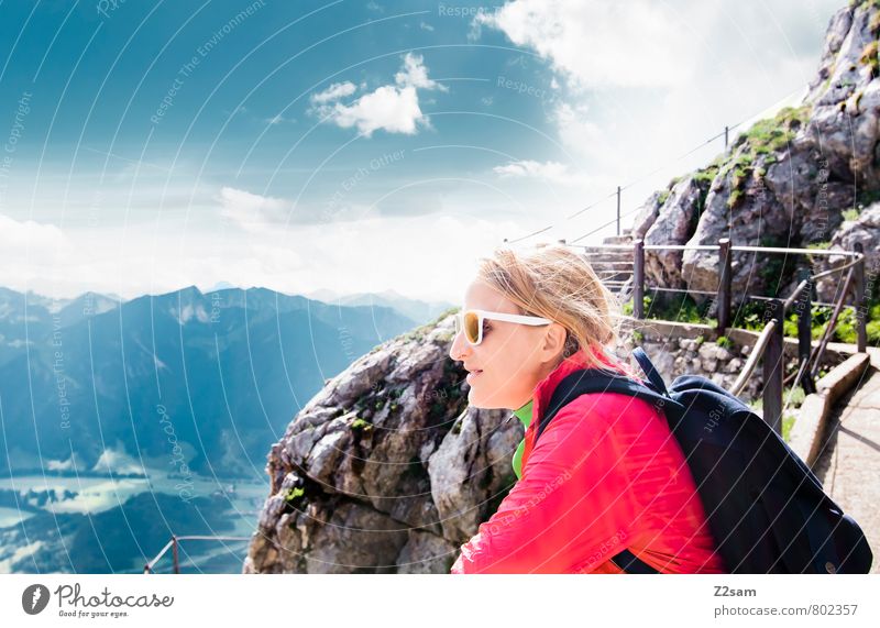 Gute Aussichten Lifestyle Ferien & Urlaub & Reisen Tourismus Ausflug Ferne Freiheit Sommerurlaub Berge u. Gebirge wandern feminin Junge Frau Jugendliche 1
