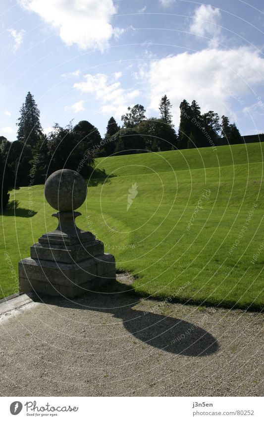 Powerscourt Gardens Part 2 grün Wiese Gras Baum Dublin Garten Park Republik Irland Wege & Pfade Stein blau Himmel wicklow county powerscourt gardens