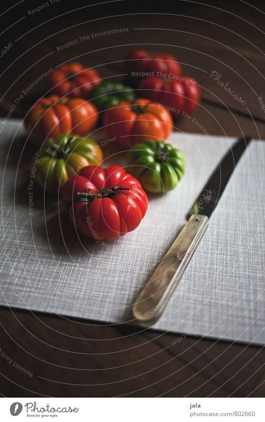 tomaten Lebensmittel Gemüse Tomate Ochsenherztomaten Ernährung Bioprodukte Vegetarische Ernährung Messer Schneidebrett Gesunde Ernährung frisch Gesundheit