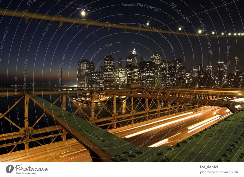 Brooklyn Bridge - New York City Nachthimmel Fluss Stadtzentrum Skyline Hochhaus Brücke Verkehr Verkehrswege Straßenverkehr dunkel mehrfarbig Hängebrücke