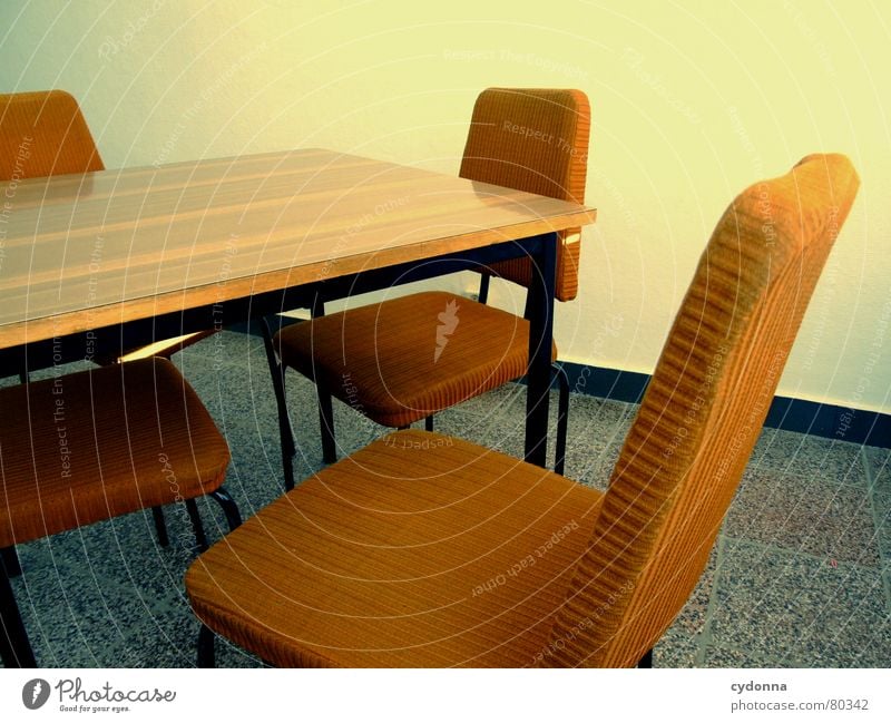 Zwischen den Stühlen Farbfoto Detailaufnahme Möbel Stuhl Tisch Bildung Arbeit & Erwerbstätigkeit Sitzung alt Denken Kommunizieren sitzen retro Polster leer Wand