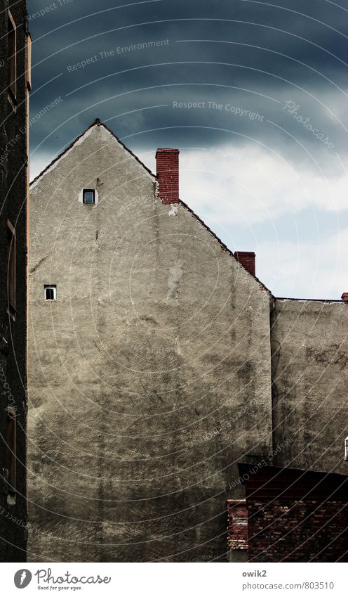 Zgorzelec Gewitterwolken Polen Osteuropa Haus Mauer Wand Fassade Fenster Schornstein alt trashig Stadt Einsamkeit Endzeitstimmung bewohnt Kleinstadt