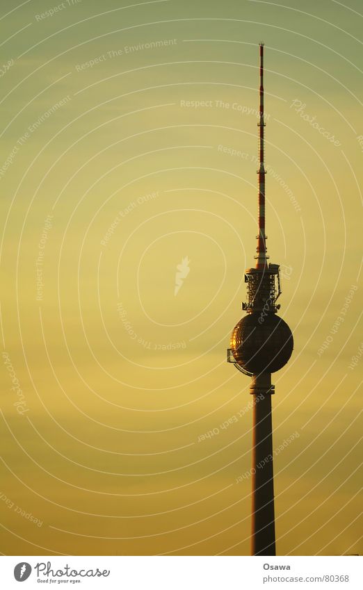 Fernsehturm senden Wahrzeichen Rundfunksendung Radio Antenne Sender Satellitenantenne rund Wolken Abend Alexanderplatz Berlin Symbole & Metaphern Radiogerät