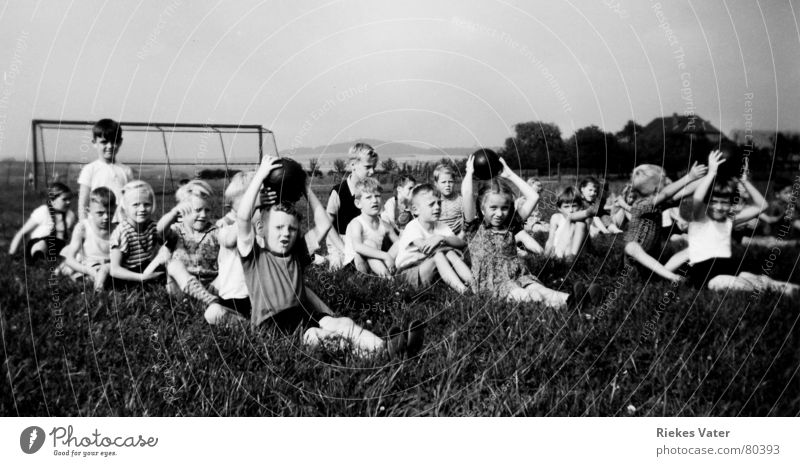 Turnstunde Sportmannschaft Ballsport Kind Mädchen Sportplatz Dorf Turnen Sportveranstaltung Schulunterricht Gras Wiese Fußballtor Fünfziger Jahre Menschengruppe