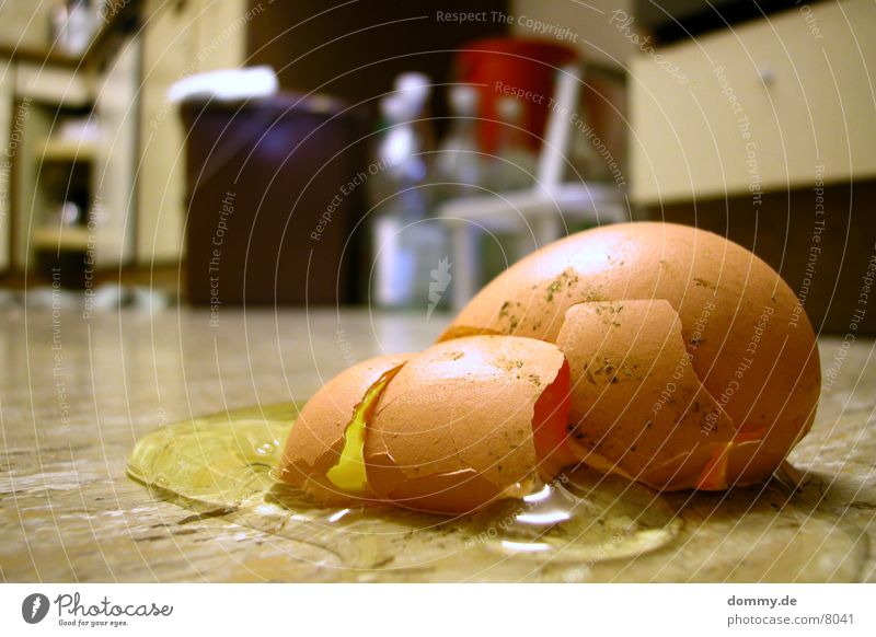 war es Mord ? Küche gelb Langzeitbelichtung Ei kaput zeschlagen Bodenbelag