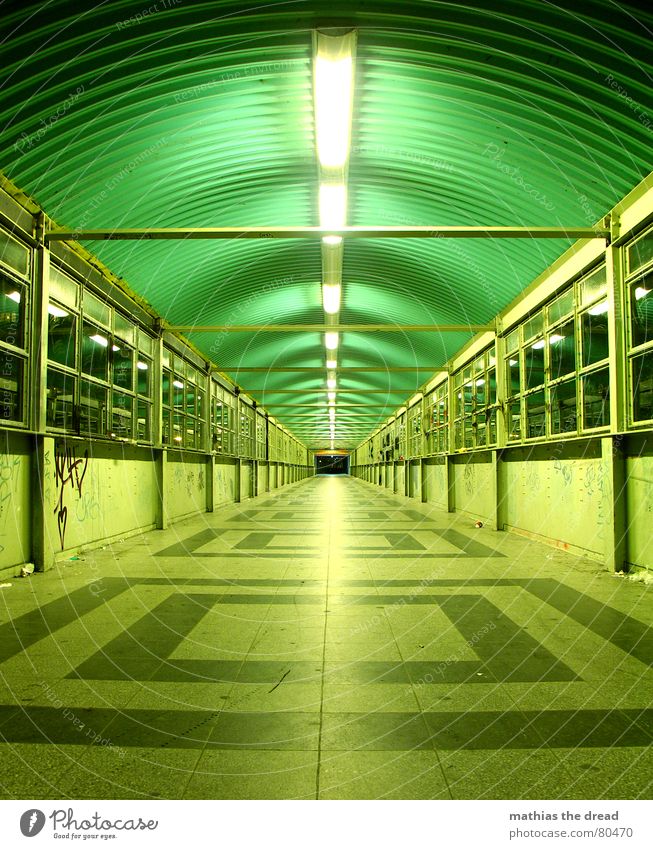 einstelldatum 18. 12. 2006 grün geradeaus Symmetrie Muster dunkel gefährlich Fluchtpunkt Nacht Licht ruhig hell Einsamkeit Bodenbelag Berlin Fenster Tunnelblick