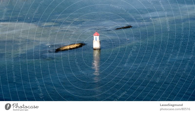 kleiner Leuchtturm Norwegen Meer einzeln Atoll Sommer Fjord holm Insel blau Wasser Felsen kleine insel