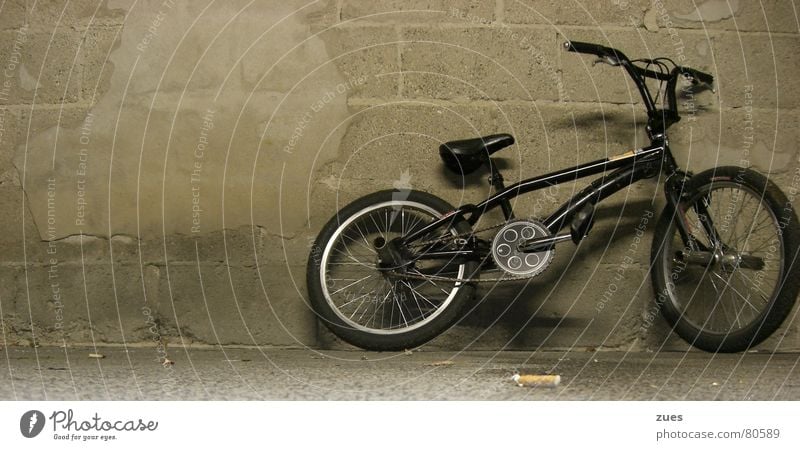 bmx an der Wand BMX Fahrrad Nacht Garage Bodenbelag schwarz London Underground Sport Marburg Verkehrsmittel Fahrzeug Freizeit & Hobby Funsport