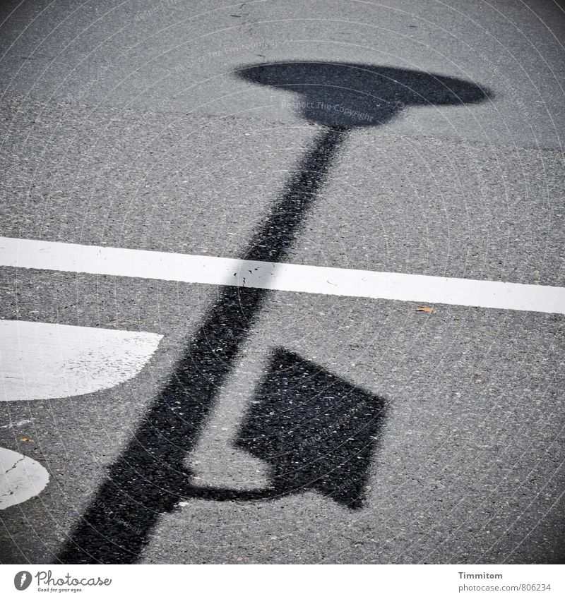 Guten Morgen! Verkehr Straße Zeichen Schriftzeichen Schilder & Markierungen stehen einfach grau schwarz weiß Gefühle Lampe Hinweisschild Schatten Linie