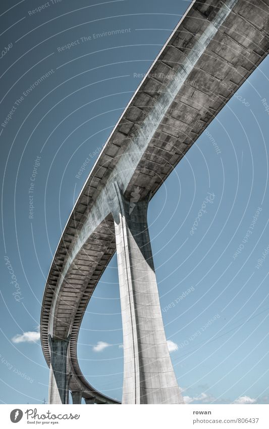 brücke Verkehr Verkehrswege Autofahren Straße blau Brücke Beton Brückenpfeiler hoch Autobahn Verbindung Ingenieur Konstruktion Farbfoto Außenaufnahme