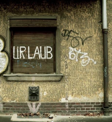 Alltagssehnsüchte I Beton Ferien & Urlaub & Reisen Regenrinne Fenster Schaufenster Osten Herbst dunkel Frustration Schattendasein Jalousie durchbrennen trist