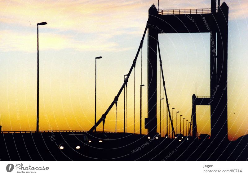 Homberg - Skyline Ruhrort Nordrhein-Westfalen Autofahren Gegenlicht stark bewegungslos gelb schwarz Brückenpfeiler Abendsonne Duisburg Sonnenuntergang