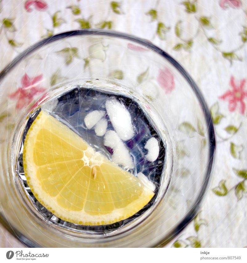ein GinTonic am Morgen Zitronenscheibe Ernährung Getränk Erfrischungsgetränk Trinkwasser Alkohol Spirituosen Longdrink Cocktail Glas Tischwäsche Eiswürfel