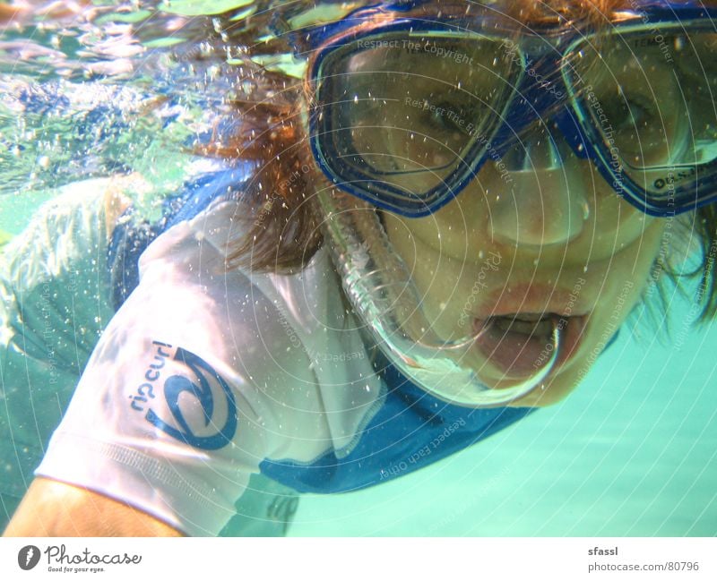 Blubb blubb erstaunt See Frau Taucherbrille Meer hell Neugier Porträt Schnorcheln Luftblase Überraschung Unterwasseraufnahme Junge Frau durchsichtig Sport