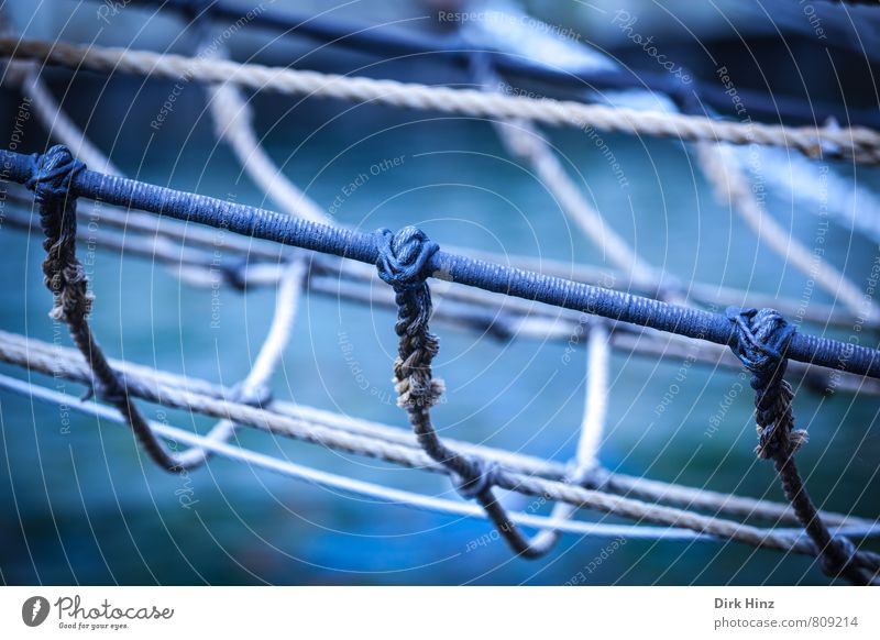 Maritime Vernetzung Seil Schifffahrt Segelboot Segelschiff Wasserfahrzeug An Bord Metall Knoten Netz Netzwerk alt historisch blau braun Sicherheit Schutz Senior