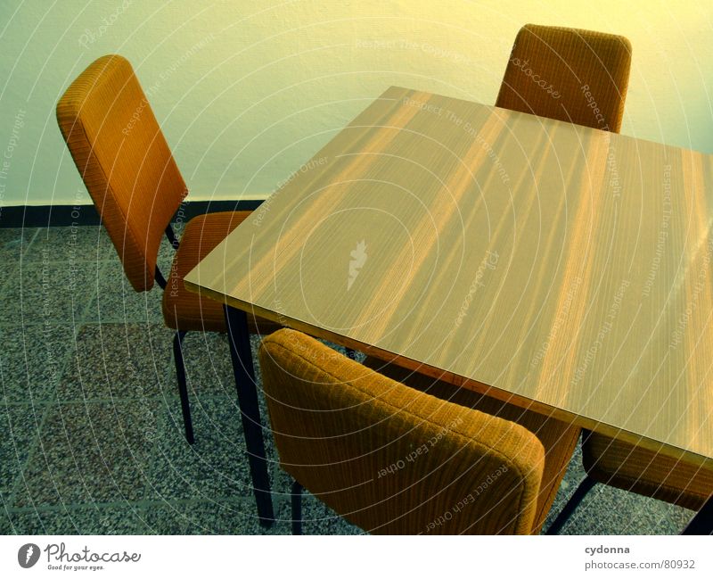 Zwischen den Stühlen II Stuhl Tisch leer Polster Wand Sitzung Meinungsaustausch Informationsaustausch Verständigung Diskussionsrunde Gesprächsrunde retro Möbel