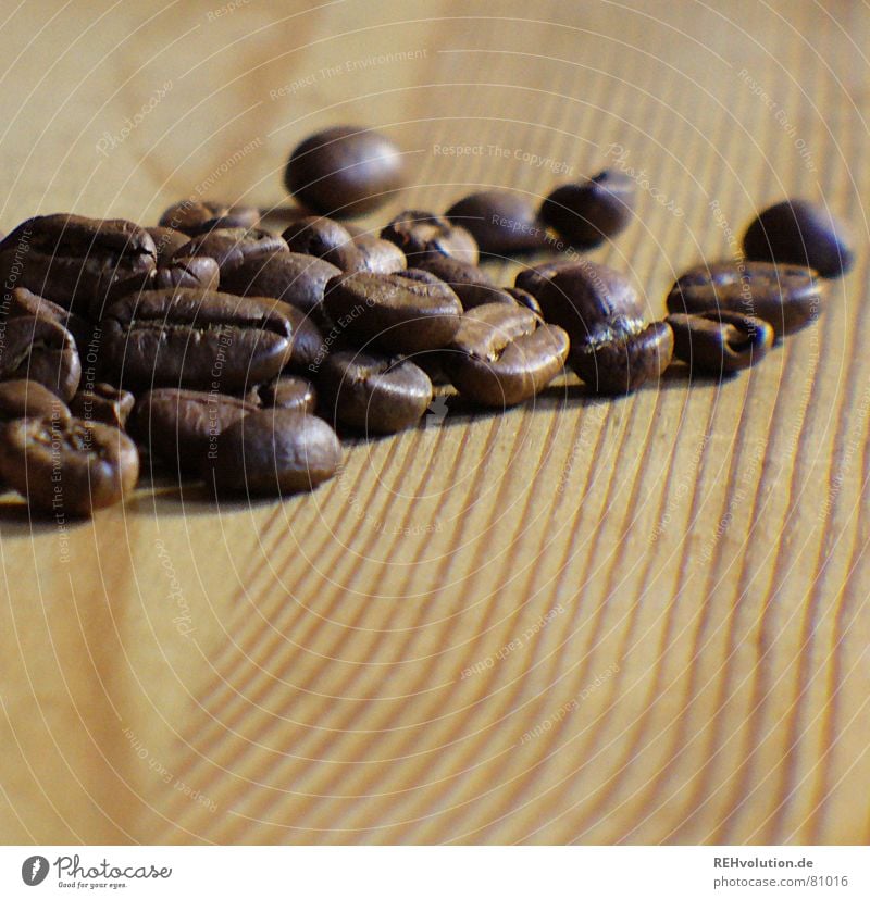 kalter kaffee 4 dunkelbraun Bohnen Tisch Physik lecker wach Koffein Kaffeebohnen Holz Café Haufen Streifen geröstet dosierung Wärme Maserung Holzbrett käffchen
