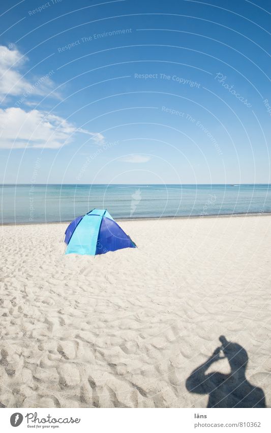 Lichtbild Ferien & Urlaub & Reisen Tourismus Ausflug Sommer Sommerurlaub Sonne Strand Meer Mensch 1 Sand Luft Wasser Himmel Wolken Horizont Küste blau