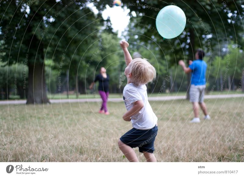 Kind spielt mit Luftballon Freizeit & Hobby Spielen Kinderspiel Ausflug Sommer Mensch Kleinkind Junge Familie & Verwandtschaft Kindheit Leben 3 1-3 Jahre