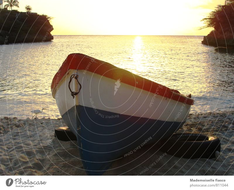 Fischerboot im Sand am Strand Wasser Sonnenaufgang Sonnenuntergang Sommer Meer Bootsfahrt Erholung ruhig Farbfoto Textfreiraum oben Abend Außenaufnahme Küste