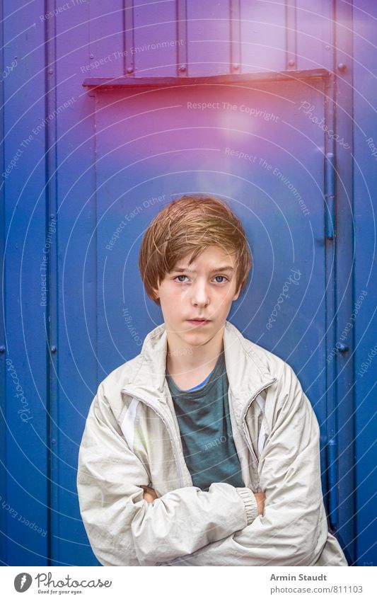 Porträt vor blauer Wand Lifestyle Stil Mensch maskulin Jugendliche 1 13-18 Jahre Mauer Fassade Tür T-Shirt Jacke brünett Denken stehen ästhetisch authentisch