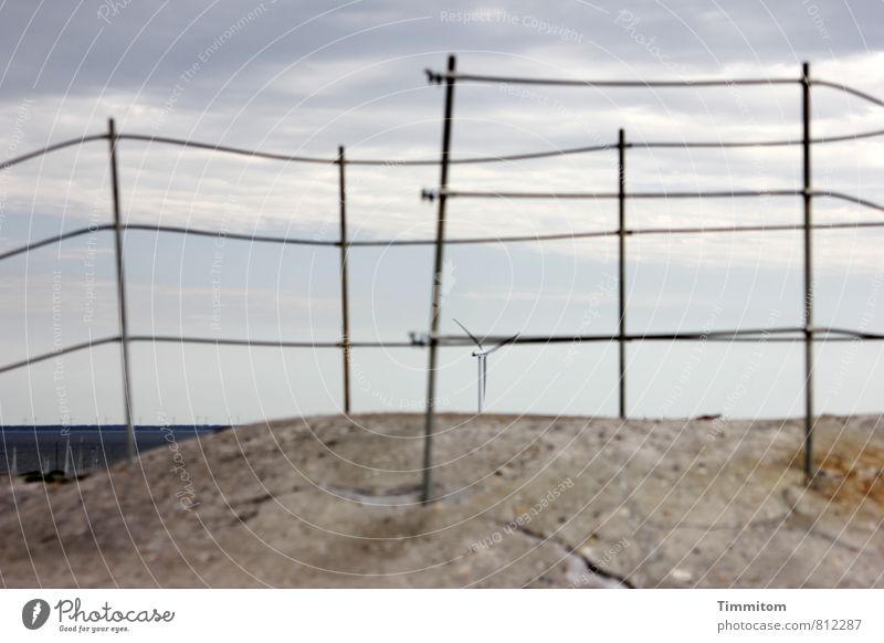 Dies und das. Ferien & Urlaub & Reisen Himmel Wolken Wetter Nordsee Dänemark Windrad Geländer Bunker Beton Metall dunkel blau grau Neugier Farbfoto