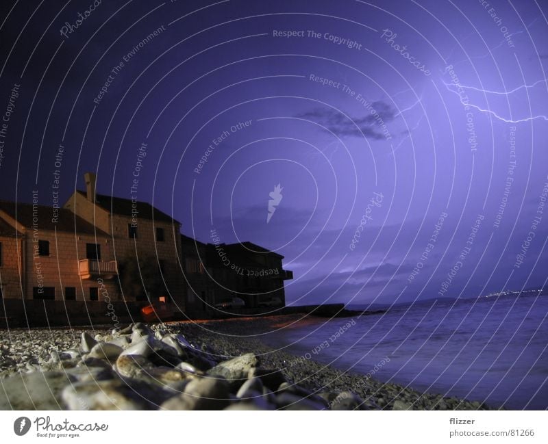 Gewitter über Kroatien Split Langzeitbelichtung Meer Blitze Steinstrand Nachthimmel Häuserzeile insel bra&#269 sutivan