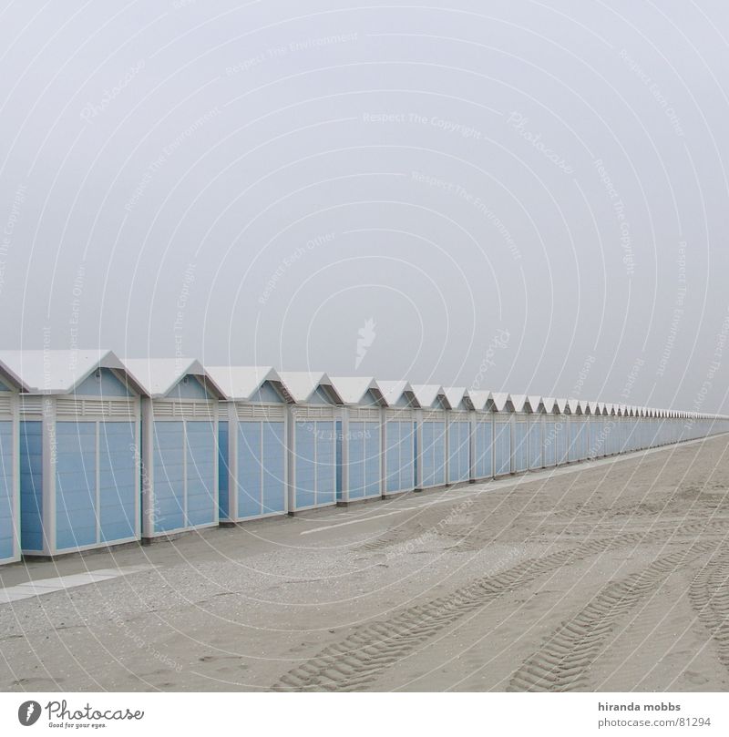 Lido Venedig Umkleideraum übersichtlich Strand Einsamkeit Spuren Nebel Menschenleer Reifenspuren Schlechte Laune Ferne abgelegen beige Nebelschleier verloren