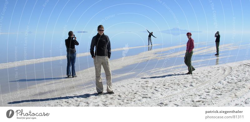 Szenen am Salzsee Fotografieren Salar de Uyuni See Bolivien trocken Horizont Unendlichkeit Publikum Spiegelbild Reflexion & Spiegelung weiß ruhig Südamerika