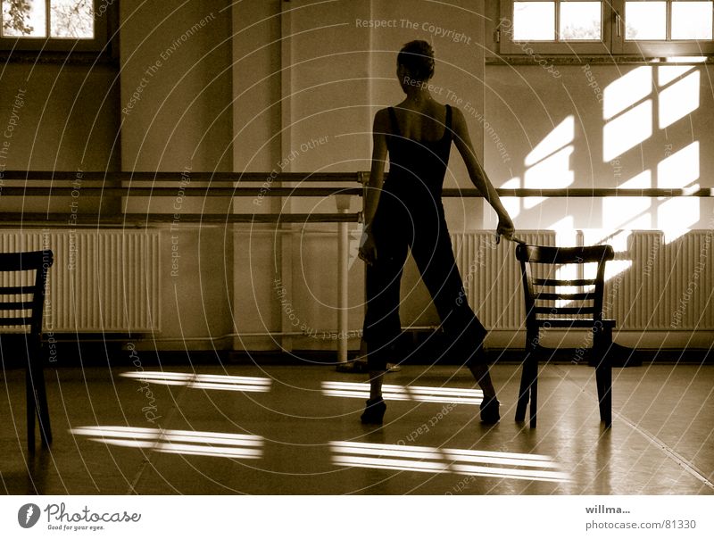 Ballettprobe Tänzerin Frau junge Frau Stuhl Tanzen Kunst Balletttraining Balletttänzer Kultur ästhetisch ballettprobe cabaret Rückansicht Körpersprache