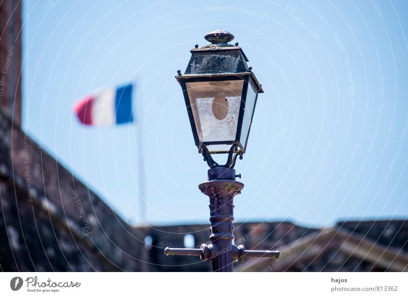 Französische Fahne mit Straßenlaterne Wind Frankreich Stadt Stadtzentrum Altstadt Haus Zeichen blau rot weiß Stolz Politik & Staat Straßenbeleuchtung