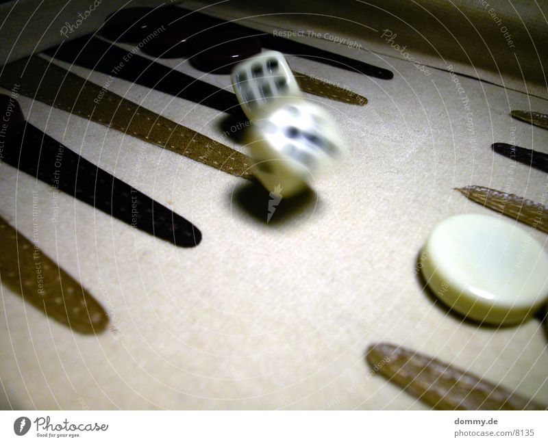 alea iacta est ... 1 Backgammon schwarz weiß Ziffern & Zahlen Unschärfe Makroaufnahme Nahaufnahme Bewegung Würfel