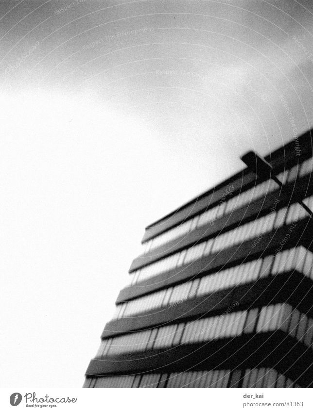 200 Motels 1999 Wolken Haus Hochhaus Laterne schwarz Unschärfe Architektur Himmel Schwarzweißfoto körnung Lomografie Neigung