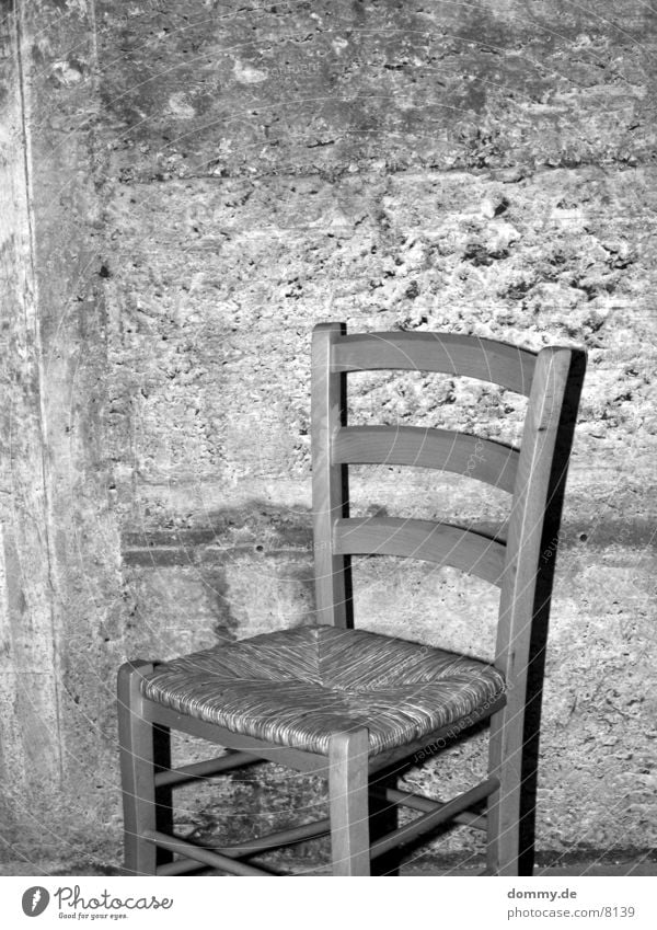 bitte nehmen Sie platz schwarz Keller Häusliches Leben Schwarzweißfoto weis Stuhl