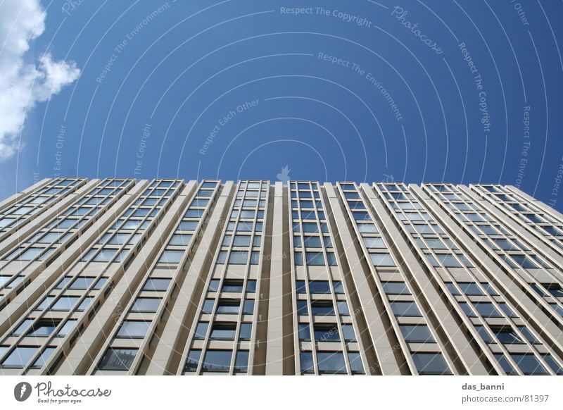 ich möchte ein Wolkenkratzer sein Bildaufbau Haus abstrakt Symmetrie grau Fenster Bürogebäude Stadt Oberfläche frisch Verlauf Gebäude hell-blau Block Klotz