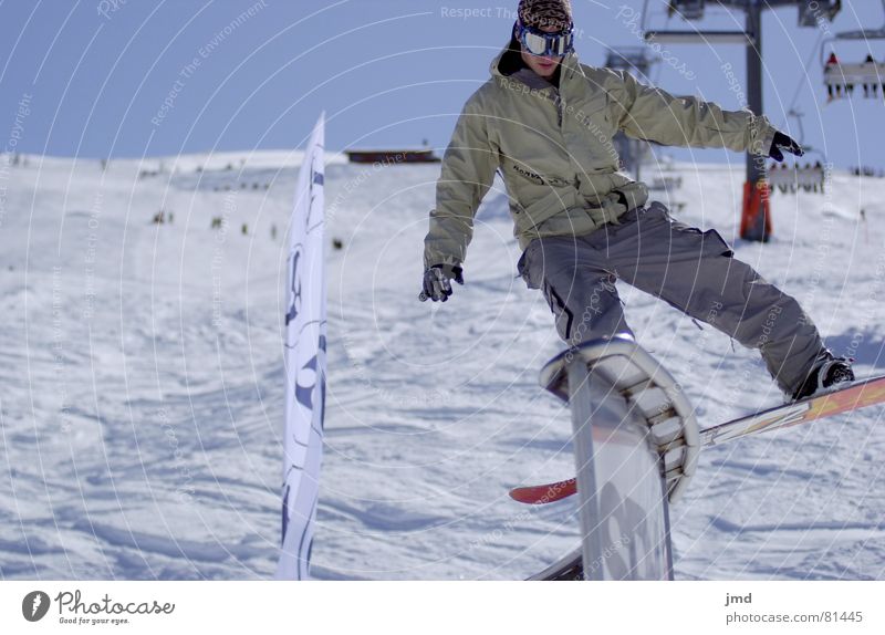 Backside Boardslide Schwache Tiefenschärfe Skigebiet Snowboard fahren Snowboarding Goldener Schnitt Trick Weitwinkel Freestyle Stil Hoch-Ybrig Resort