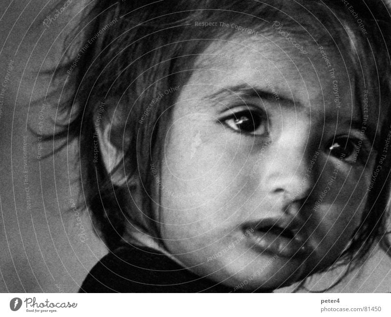 Augenblicke2 fremd analog Kind Flüchtlinge Mensch staunen Schwarzweißfoto Momentaufnahme