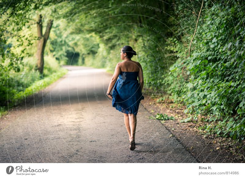 Walk [ 900 ] Mensch Junge Frau Jugendliche 30-45 Jahre Erwachsene Natur Landschaft Sommer Baum Gras Sträucher Straße Kleid Schuhe schwarzhaarig gehen schön