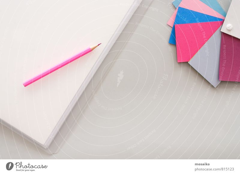 Schreibtisch Beruf Büroarbeit Arbeitsplatz Business Sitzung Notebook Kunst Ausstellung Kultur trendy grau rosa Zufriedenheit Idee einzigartig innovativ