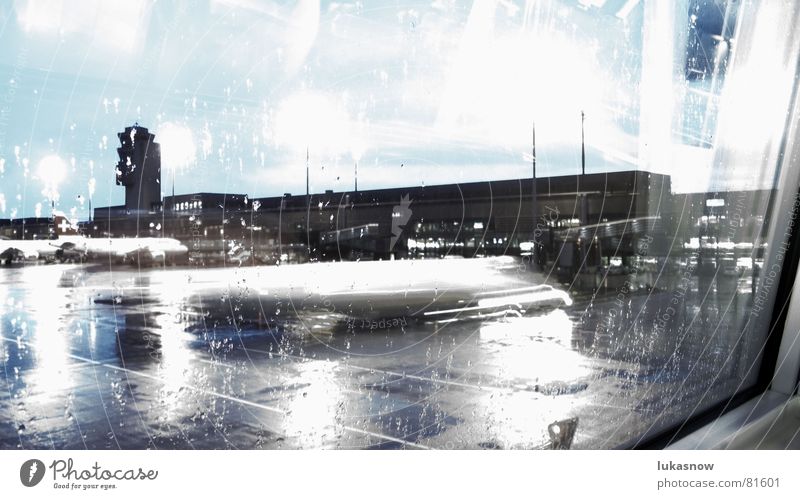 Kalter Regenmorgen schieben Langeweile kalt grau bleich Reflexion & Spiegelung Flugzeug nass Flughafen Luftverkehr warten Bewegung kontrollturm Fensterscheibe