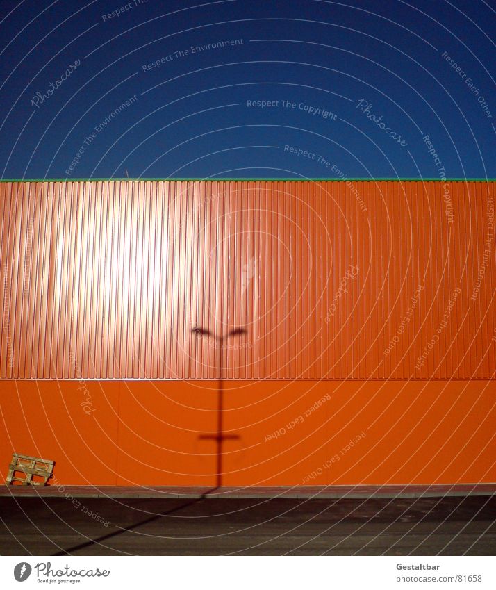 Orange Blue II gestaltbar Fabrik Wand Lampe Paletten Lagerhalle Gelände orange verdunkeln Lagerhaus Industrie Schatten Himmel warendepot warenspeicher