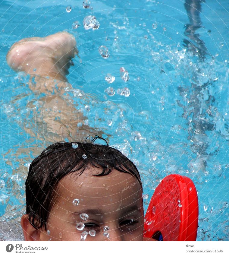 Bade-Meister Farbfoto Außenaufnahme Tag Freude Haare & Frisuren Schwimmen & Baden Spielen Sonnenbad Sport Wassersport Schwimmbad Junge Auge Beine Fuß Locken