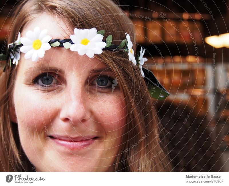 Blumenkind I Stil Freude Glück schön Gesicht Leben Wohlgefühl Zufriedenheit feminin Junge Frau Jugendliche 1 Mensch 18-30 Jahre Erwachsene Blüte Accessoire